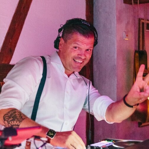 Hochzeits DJ Stuttgart: DJ Thomas legt als erfahrener Hochzeits-DJ auf einer Hochzeit in Stuttgart auf und sorgt für die perfekte musikalische Begleitung.