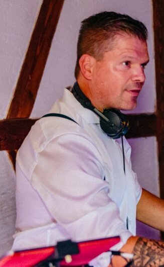 Ein DJ Thomas Hochzeit feiern